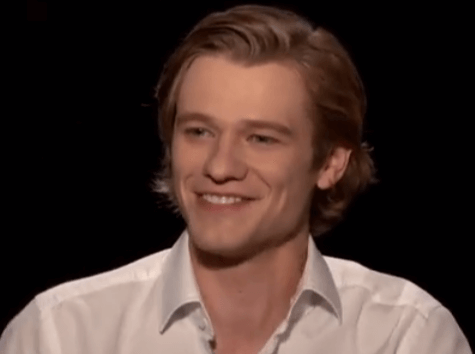 Lucas Till (MacGyver): “The only thing I spend money on are Video Games”. [Interview Video]
