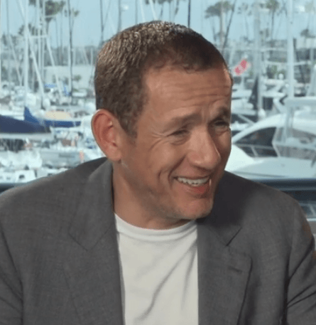 Dany Boon : ” Jennifer Aniston nous préparait des jus frais sur le tournage de :  Murder Mystery  !